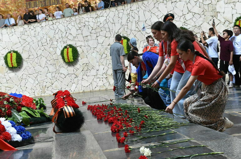 Участники «Поезда Памяти» возложили цветы к Вечному огню на Мамаевом кургане
