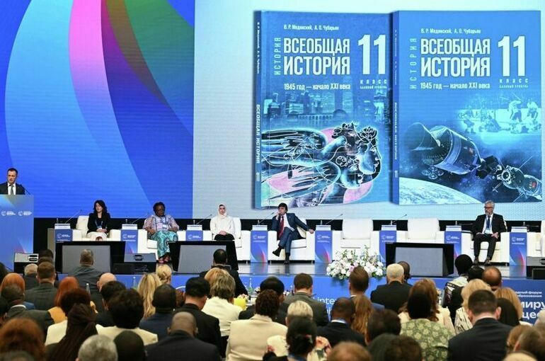 Мединский объяснил смысл новой обложки учебника по истории для 11-х классов