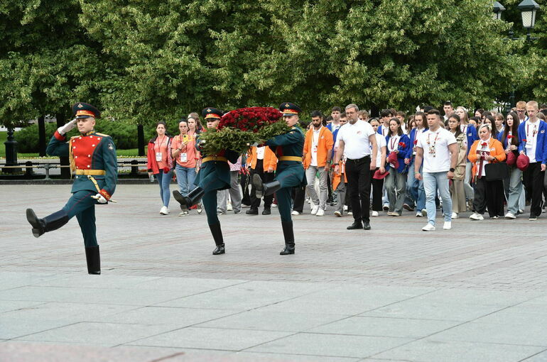 Участники «Поезда Памяти» возложили цветы к Могиле Неизвестного Солдата
