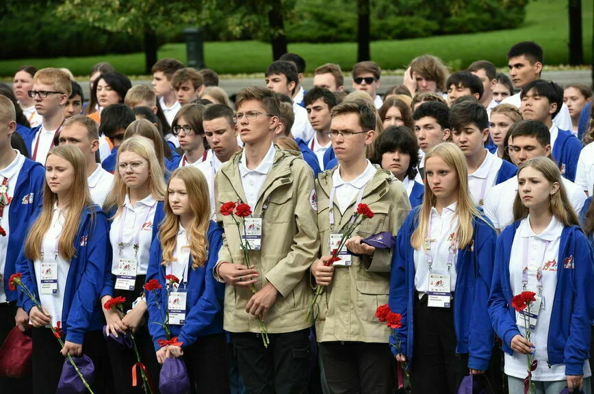 Сенатор Косачев и участники «Поезда Памяти» возложилии цветы к Могиле Неизвестного Солдата