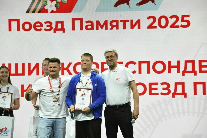 Сенатор Косачев и участники «Поезда Памяти» возложилии цветы к Могиле Неизвестного Солдата
