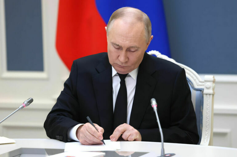 Путин запретил продавать смартфоны без доступа к российским приложениям