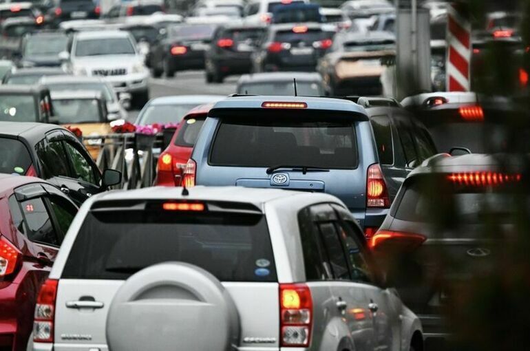 Число машин на подходах к Крымскому мосту превысило 1,7 тысячи