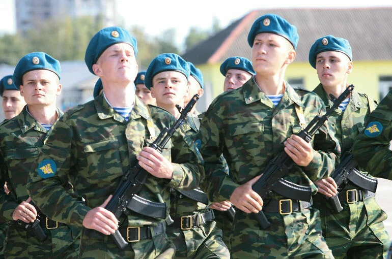 Лицам без гражданства разрешили служить по контракту в Вооруженных силах РФ