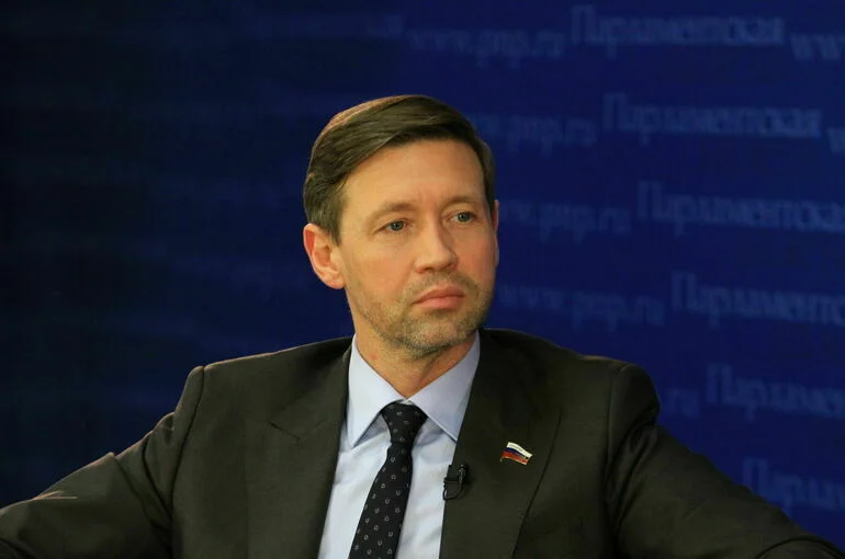 Сенатор Шейкин призвал запретить ездить на электросамокатах по узким тротуарам