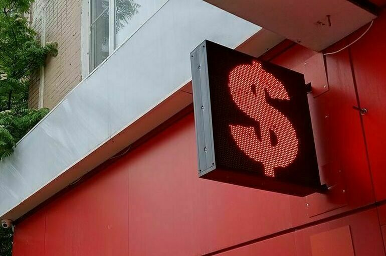 ЦБ: Рубль укреплялся к доллару седьмой месяц подряд