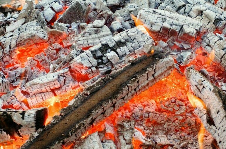 Склад с доской загорелся в Курской области в результате удара дрона