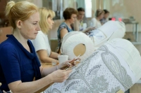 Мобильным сенаторам показали, как возрождается вологодское кружевоплетение