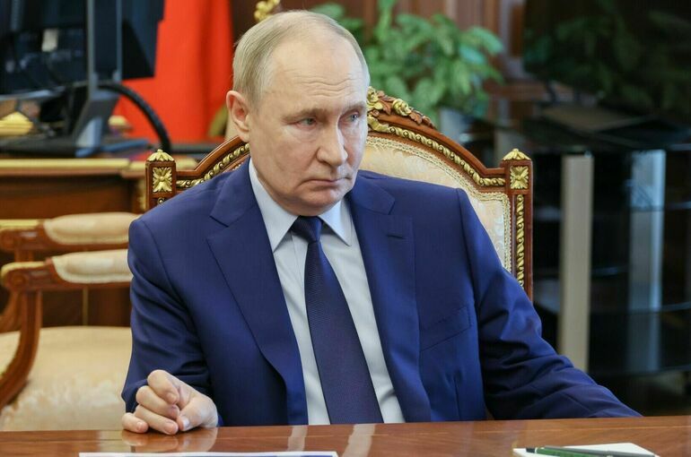 Путин поручил продолжить помогать в трудоустройстве ветеранам СВО