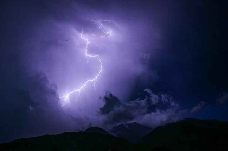 Три человека погибли от удара молнии на тульском пляже