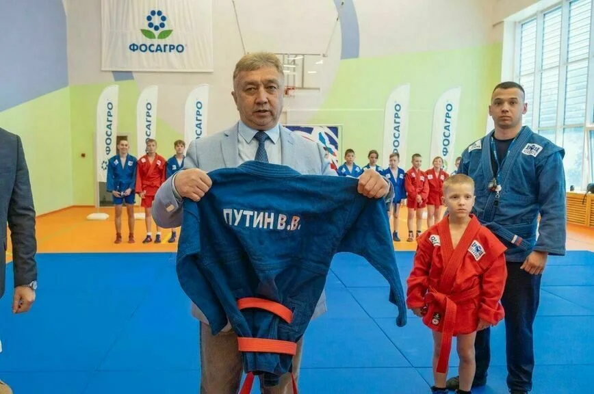 Президент программы «ДРОЗД» Ренат Лайшев преподнес в дар музею «ДРОЗД-Череповец» самбовку в которой президент РФ Владимир Путин проводил тренировку во время визита в центр образования «Самбо-70».