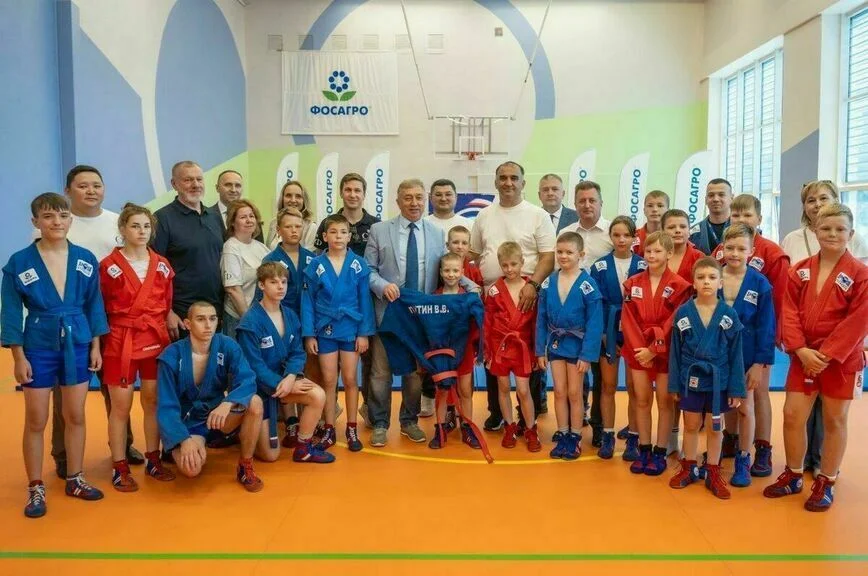Сенаторы с юными самбистами программы «ДРОЗД».
