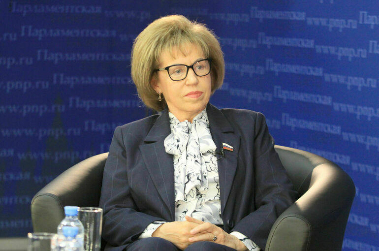 Сенатор Скаковская призвала к осторожности в вопросе сроков обучения в школе