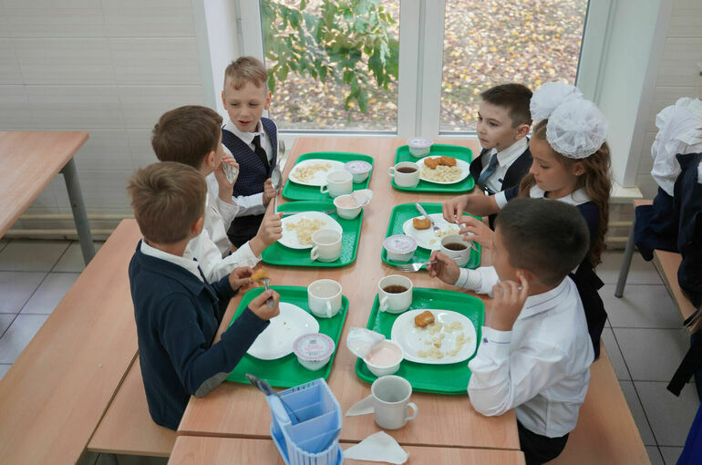 Бесплатным горячим питанием предложили обеспечить всех школьников
