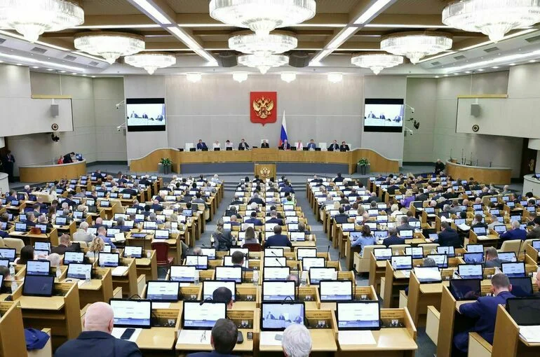 Госдума приняла закон о гарантиях для совмещающих две работы россиян