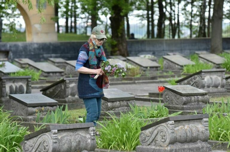 Мэр Львова предложил обменять останки советских воинов на украинских военных