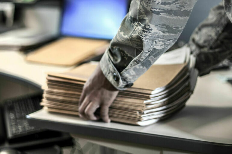 Зеленский ввел санкции против двух россиян и трех украинцев