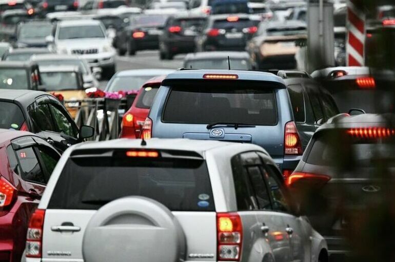 В очереди у Крымского моста стоят более 2 тыс. автомобилей