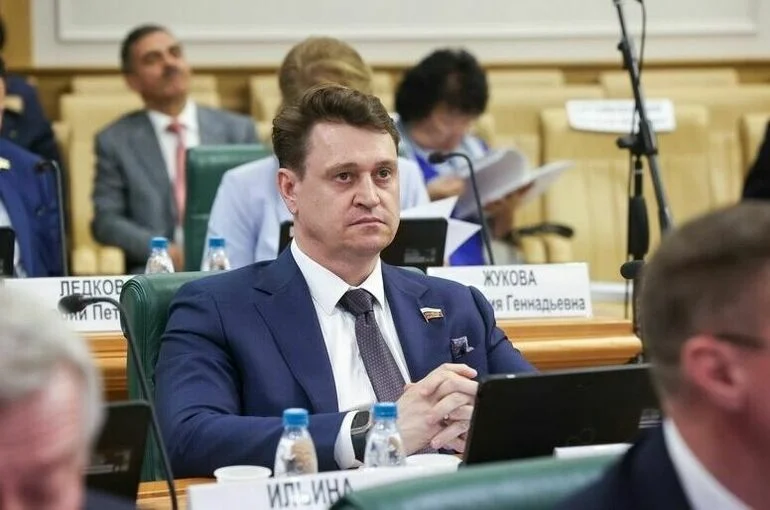 Сенатор Голов предложил оборудовать подъезды камерами для фиксации курильщиков