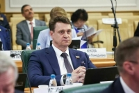 Сенатор Голов предложил оборудовать подъезды камерами для фиксации курильщиков