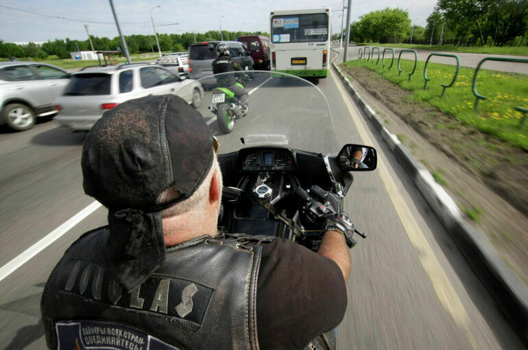 Мотоциклистам предлагают разрешить ездить по выделенной полосе