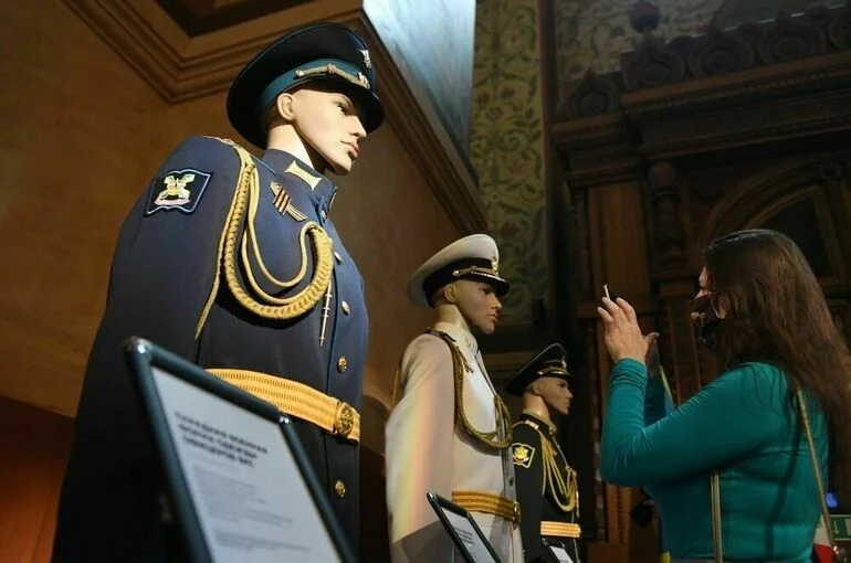 В белом кашне и кожаных перчатках: что изменится в обмундировании ФСБ и СВР