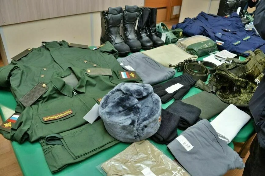 В белом кашне и кожаных перчатках: что изменится в обмундировании ФСБ и СВР