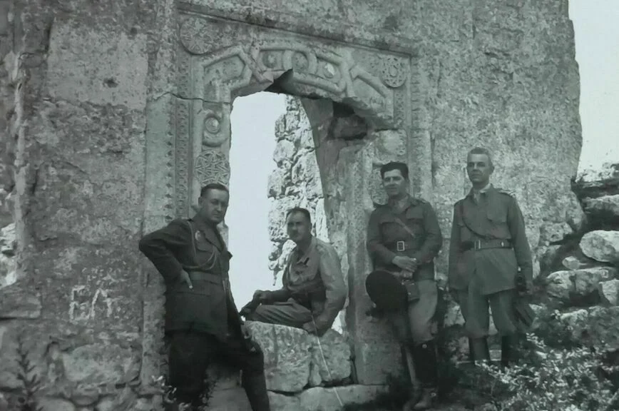 Оккупанты у входа в Мангупскую цитадель, 1942 год.