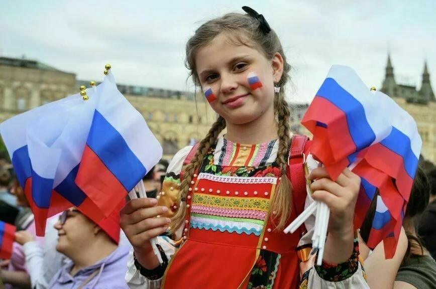 Чти смолоду: подрастающее поколение будет чаще видеть российский флаг