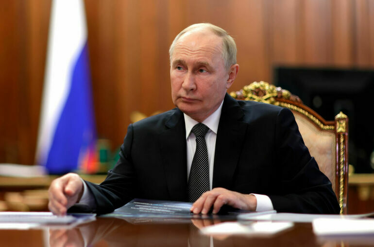 Путин поздравил следователей с профессиональным праздником