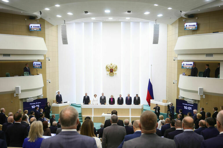 Сенаторы почтили память погибших в авиакатастрофе в Амурской области минутой молчания