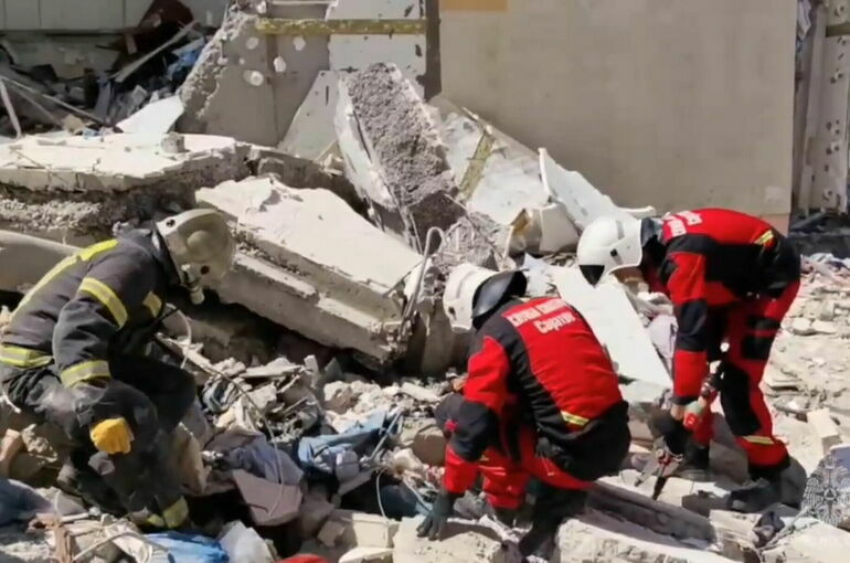 Под завалами дома в Саратове обнаружили живого мужчину