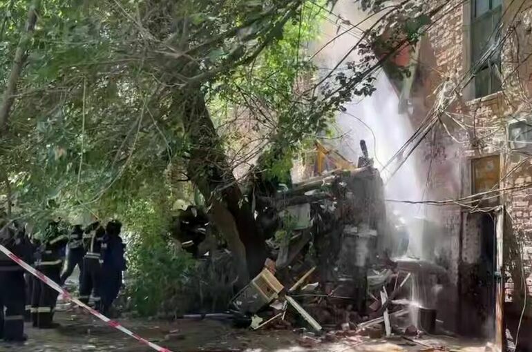 В Астрахани обрушилась часть подъезда многоэтажки