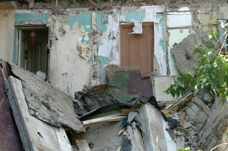 В Астрахани ввели режим ЧС после обрушения подъезда дома