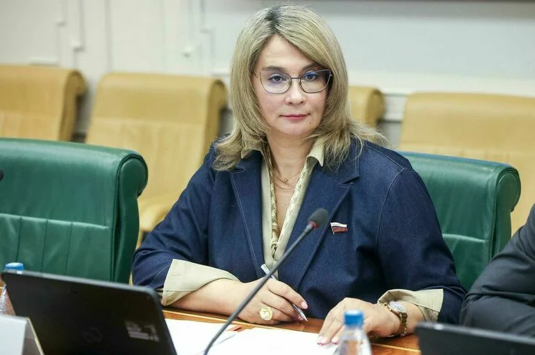 Сенатор Косихина: Подростки не смогут открывать счет без согласия родителей
