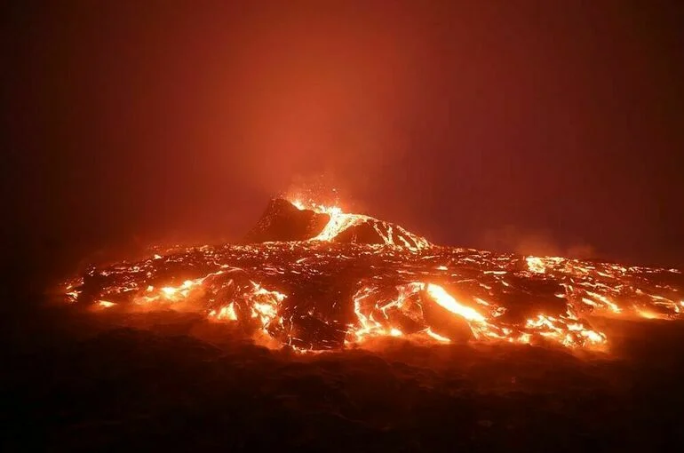На Камчатке после землетрясения извергается вулкан Ключевская Сопка