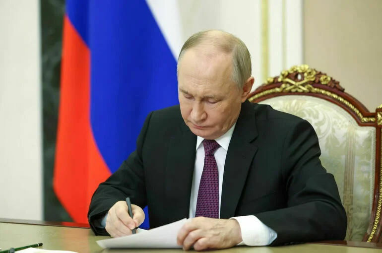 Путин подписал закон о кредитных каникулах для МСП и самозанятых