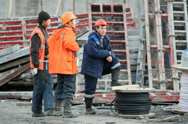 В Минтруде предложили запретить наем в сфере услуг иностранцев без знания русского языка 