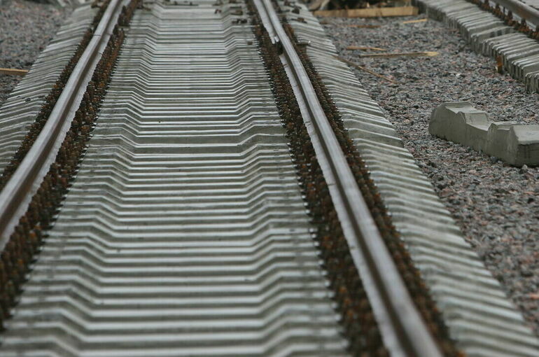 Туристический автобус столкнулся с товарным поездом в Ленобласти