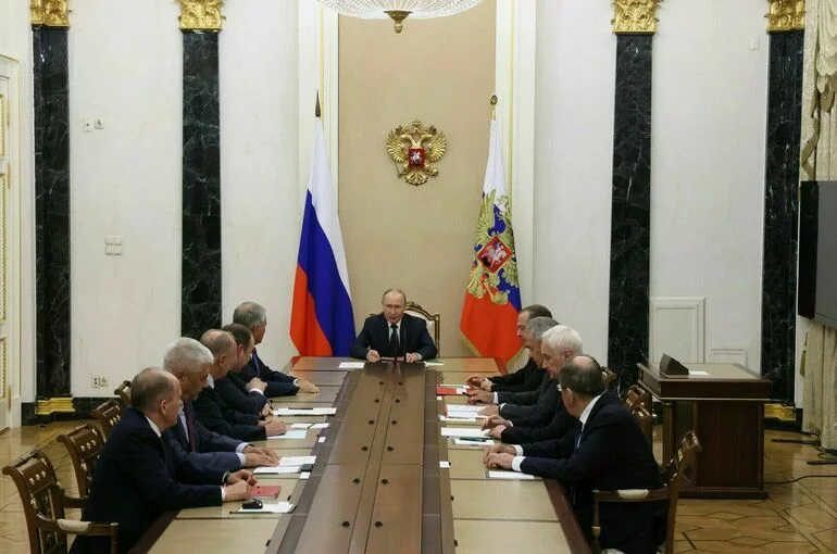 Путин обсудил с членами Совбеза региональную безопасность
