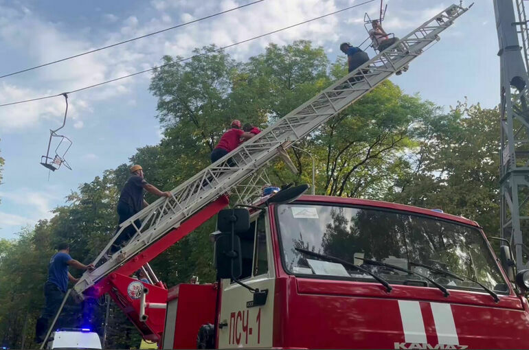 Спасатели эвакуировали всех туристов с оборвавшейся канатной дороги в Нальчике