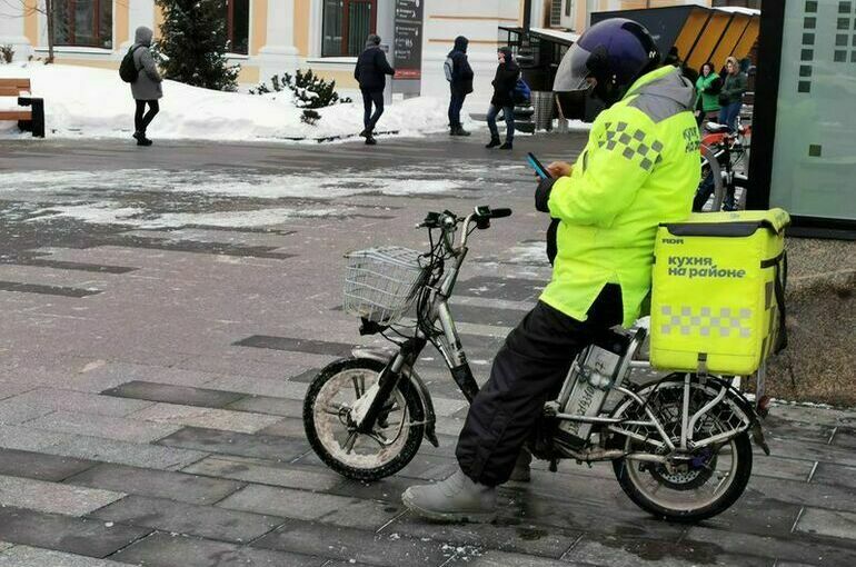 В Петербурге иностранцам запретили работать курьерами