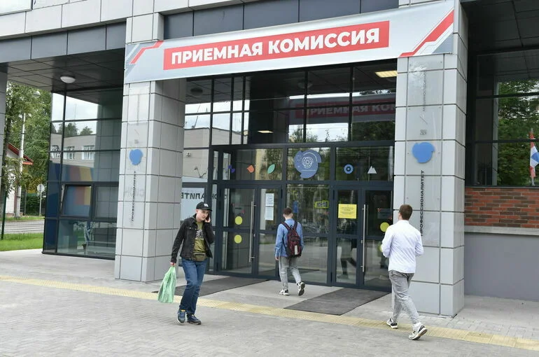 Вдовы участников СВО смогут поступить в вузы без экзаменов