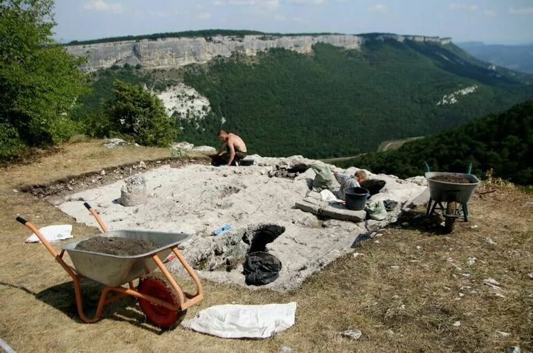 Не мочите древних человечков в Крыму