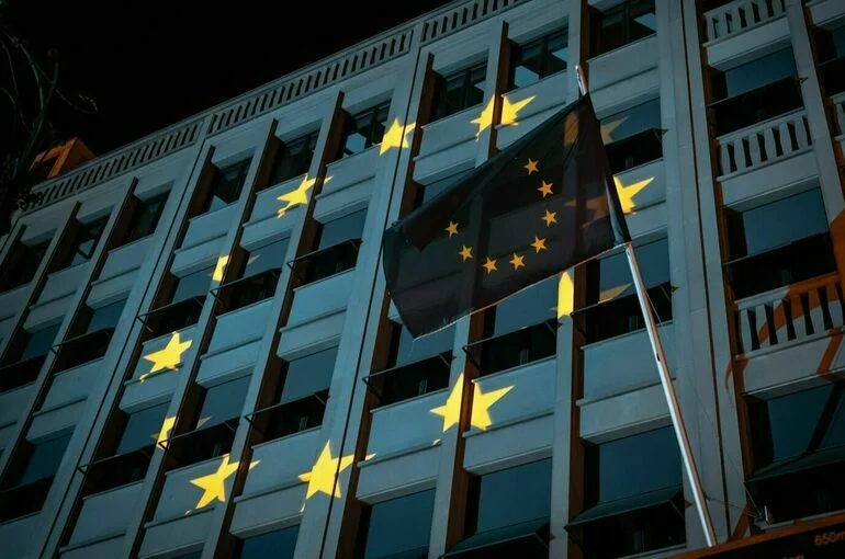 СВР: Глава Еврокомиссии изучает сценарии смены власти в Венгрии