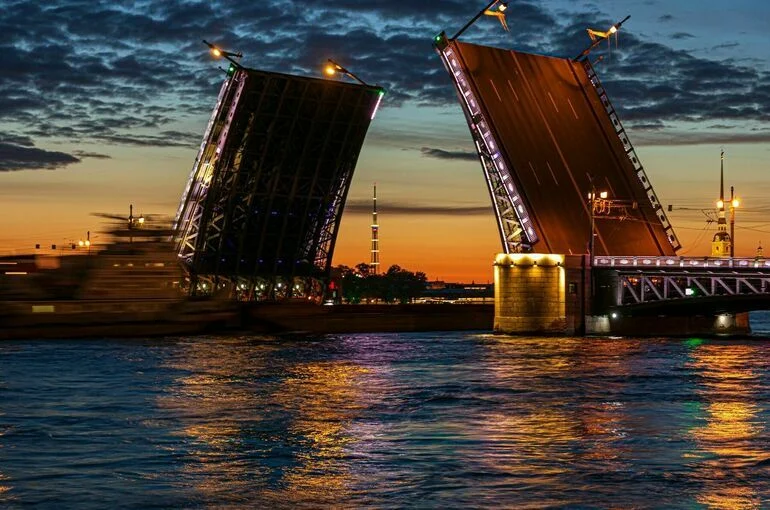 Шоу «Поющие мосты» в Петербурге посвятят памяти лидера группы «Кино»