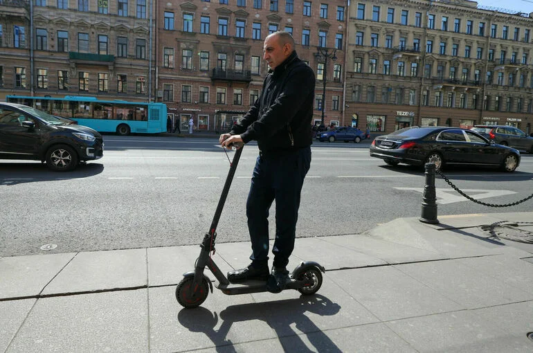 Лишенных прав водителей предложили не пускать за руль электросамоката