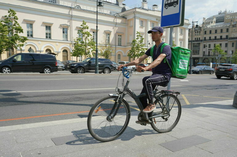 Судимым мигрантам хотят запретить работать курьерами