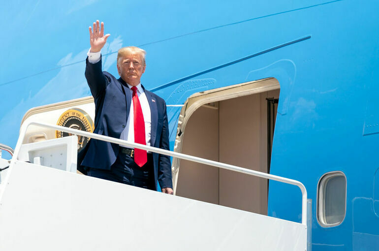 Трамп вылетел на встречу с Путиным