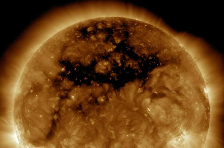 РАН: Крупная корональная дыра на Солнце грозит магнитными бурями